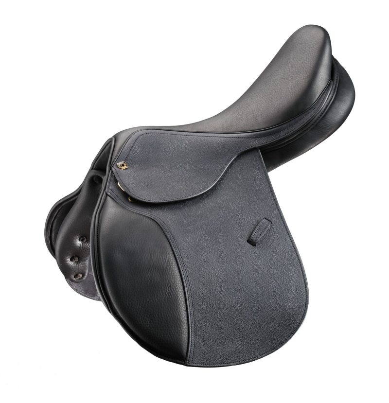 Sella Close Contact stile francese con seggio medio profondo. Il design di questo seggio favorisce una monta più fluida e confortevole. Gli appoggi anteriori e posteriori regolabili con strappo assicurano la migliore posizione e offrono grande sicurezza e controllo al cavaliere. Arcione tradizionale in legno lamellare, rinforzato in acciaio con attacco per staffili dotato di sgancio di sicurezza. Morbida pelle di vitello pre-oliata e antiscivolo, cuscini in morbida gommapiuma preformata. Completa di coprisella.