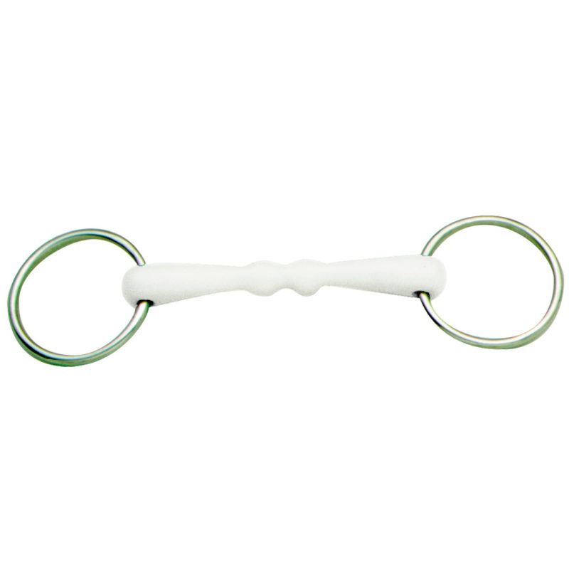 Imboccatura in acciaio inox con rivestimento in gomma di alta qualità, al gusto di menta per il palato del cavallo. Il materiale sintetico favorisce la salivazione e aiuta la decontrattura della bocca. È indicato per i cavalli giovani o per quelli che non accettano il contatto con il metallo. La durata dell’imboccatura dipende dal cavallo e dalla dentizione.