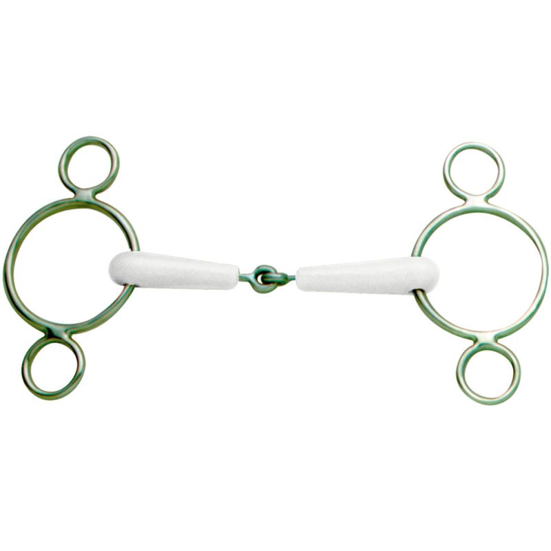 Imboccatura in acciaio inox con rivestimento in gomma di alta qualità, al gusto di menta per il palato del cavallo. Il materiale sintetico favorisce la salivazione e aiuta la decontrattura della bocca. È indicato per i cavalli giovani o per quelli che non accettano il contatto con il metallo. La durata dell’imboccatura dipende dal cavallo e dalla dentizione.