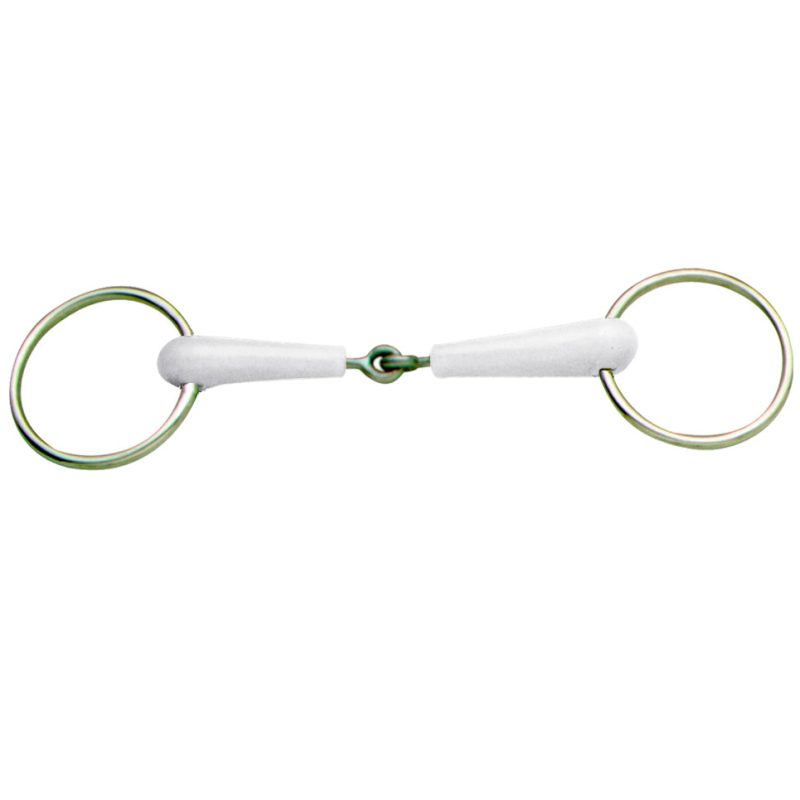 Imboccatura in acciaio inox con rivestimento in gomma di alta qualità, al gusto di menta per il palato del cavallo. Il materiale sintetico favorisce la salivazione e aiuta la decontrattura della bocca. È indicato per i cavalli giovani o per quelli che non accettano il contatto con il metallo. La durata dell’imboccatura dipende dal cavallo e dalla dentizione.