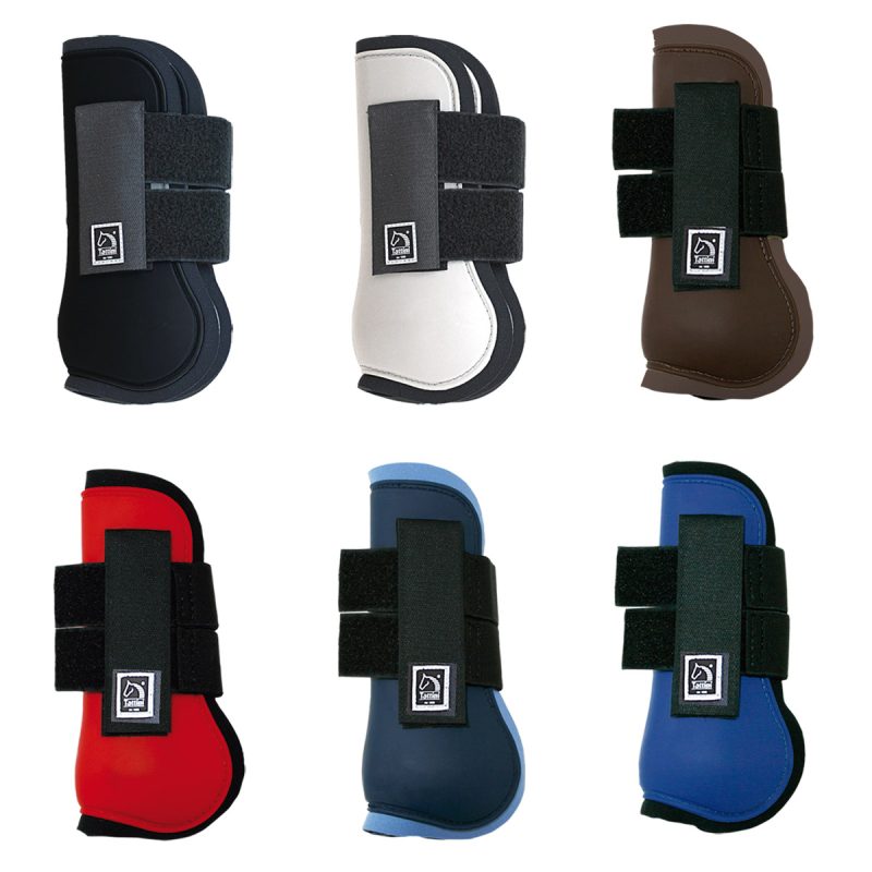 Con calotta preformata in PU e fodera in neoprene per la massima protezione e sostegno, offrendo nello stesso tempo flessibilità e libertà di movimento. Forniti di due cinturini elastici con doppio velcro per assicurare una chiusura perfetta eliminando qualsiasi punto di pressione. Colore: celeste/blu (12) - nero (10) bianco/nero (01) - marrone/beige (02) marrone/marrone (04) - rosso/nero (06) blu/celeste (09) - azzurro/nero (14)