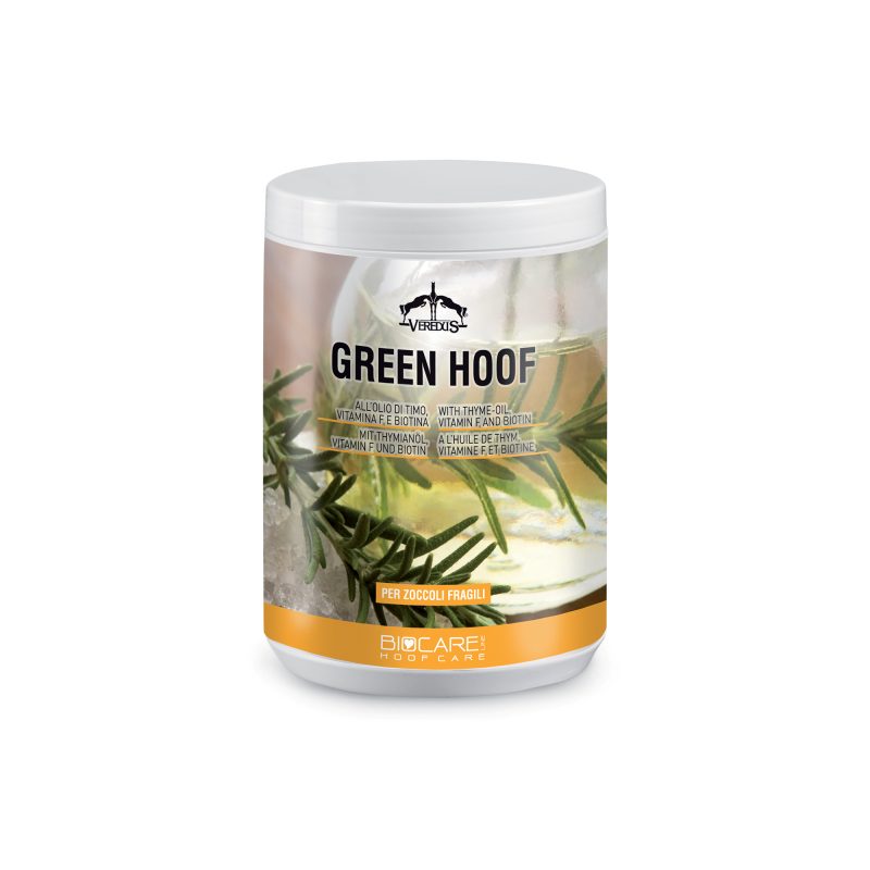 Speciale miscela di grassi insaturi naturali a base di lanolina arricchita di vitamina F e olio di timo ora nella nuova formula con biotina. Ideale per migliorare le condizioni dello zoccolo e prevenire l'insediamento di agenti esterni dannosi.

BIOTINA (Vitamina H): favorisce i processi di formazione della cheratina e stimola unabbondante crescita delle parti cornee.
VITAMINA F: lazione nutritiva di questa vitamina accelera il processo di rinnovamento dello zoccolo.
OLIO DI TIMO: grazie al suo effetto igienizzante garantisce uno scudo protettivo contro linsediarsi di agenti inquinanti nel fettone.
LANOLINA: è un estratto del grasso di lana con un altissimo potere ammorbidente.

Modo d'uso:

Dopo aver rimosso le impurità dallo zoccolo, spalmare abbondantemente con un pennello sulla parete, sulla corona e sugli interstizi del fettone. Su zoccoli particolarmente secchi, applicare dopo aver bagnato lo zoccolo.