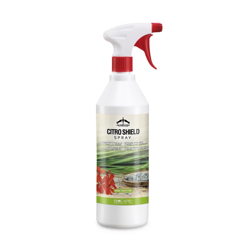 Spray protettivo alla citronella e geranio

Soluzione spray con azione protettiva a base di citronella e geranio. La difesa naturale ed efficace a base di oli essenziali ed estratti vegetali. Le note proprietà della citronella e del geranio creano una vera e propria barriera protettiva sul mantello del cavallo. La formulazione equilibrata permette un uso frequente, anche più volte al giorno, per rinnovare l'effetto protettivo
 
CITRONELLA e GERANIO: piante comunemente utilizzate per allontanare in modo naturale gli insetti. 

Modo duso:

Spruzzare abbondantemente da una distanza di circa 20cm su tutto il corpo del cavallo, facendo attenzione agli occhi e al muso. Agitare prima delluso