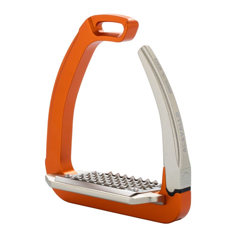 Le staffe Rel-X 180 presentano un'apertura laterale  e una composizione tecnica avanzata grazie a un innovativo stampaggio a iniezione.Realizzate con metallo high-tech e polimeri flessibili, offrono maggiore comfort e ridotta rigidit&agrave; rispetto alle staffe tradizionali. Inoltre il braccetto dotato di innovativo movimento di rotazione a 180&deg; permette al cavaliere un facile rilascio in caso di caduta frontale, posteriore o laterale. La parte superiore in acciaio inossidabile con fori orizzontali garantisce una presa ottimale in tutte le condizioni, proteggendo le staffe dalla corrosione.Il meccanismo di bloccaggio e rilascio, posizionato strategicamente, impedisce scivolamenti accidentali. Perno e componenti interni dello staffa sono in acciaio inox. La panca &egrave; inclinata a 5&deg; con pedana dotata di Grip System. Le staffe hanno un peso leggero (519 gr.) e presentano una superficie in alluminio puntinato con trattamento "shot peening".