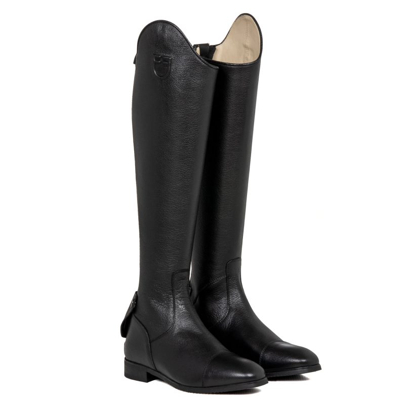 Stivali unisex realizzati in pelle di vitello pieno fiore e foderati in pelle. Elevata traspirabilit&agrave; e caratteristiche assorbenti, che mantengono la condizione ideale di comfort del piede e della gamba per un'incredibile sensazione soft-touch. L'innovativa suola italiana DNS-XT1 viene realizzata impiegando l&rsquo;ultima generazione di TPU rubber compound, con le migliori caratteristiche tecniche attualmente disponibili sul mercato in termini di supporto e propriet&agrave; antiurto.&nbsp; Gli stivali sono dotati anche di una zip posizionata nella parte posteriore dello stivale, bottoni per le chiusure proteggi zip in pelle, porta sperone con 3 livelli di regolazione e fascia elastica lungo la cerniera per garantire una migliore vestibilit&agrave;.