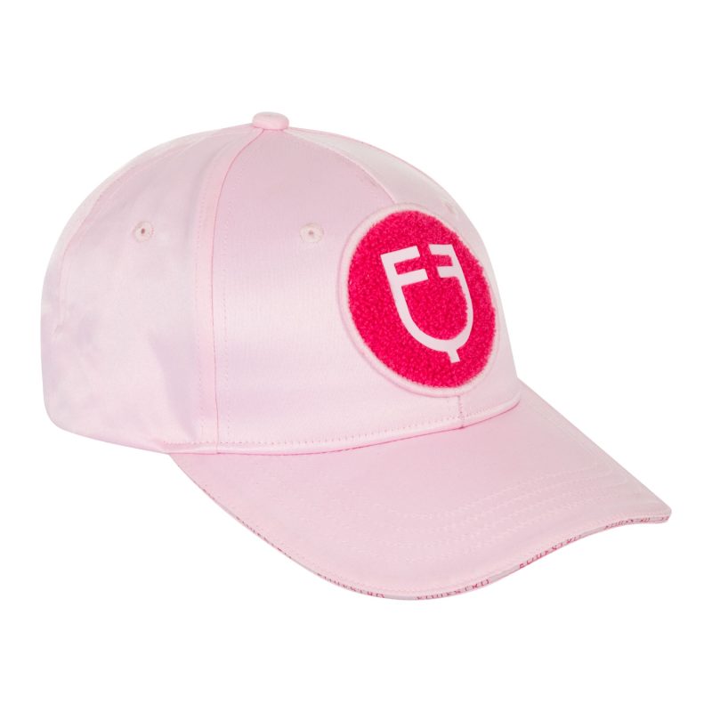 Cappellino unisex baseball in cotone di alta qualit&agrave;. Il tessuto traspirante&nbsp;garantisce un ottimo ricircolo dell&rsquo;aria nelle giornate pi&ugrave; torride. Il capo si presenta con uno stile classico ma contemporaneo, caratterizzato da una chiusura regolabile e da una morbida fascia nella parte posteriore. Il dettaglio che fa la differenza per&ograve; &egrave; la patch logata in spugna posta frontalmente.